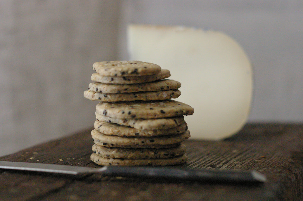 Knutsford Gourmet Black Pepper & Sesame Spelt Biscuits 80g